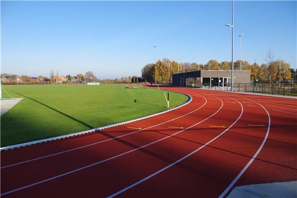 Aménagement d'un complexe sportif avec piste d'athlétisme en plein PU, 4 terrains de football en gazon naturel, beachvolley, piste Finnoise et aire de jeux - Sportinfrabouw NV